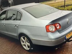Blauw Gebruikt 2005 VW Passat Highline Sedan | € 2.000 (Goede deal)