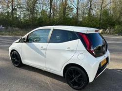 Wit Gebruikt 2017 Toyota Aygo X-play Hatchback | € 7.500 (Goede deal)