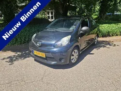 Zwart Gebruikt 2013 Toyota Aygo Hatchback | € 3.375 (Eerlijke prijs)