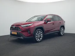 Lava red parelmoer (rood parelmoer) Gebruikt 2024 Toyota RAV4 Executive SUV | € 49.550 (Eerlijke prijs)