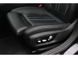 Carbonschwarz (donker zwart metallic) Gebruikt 2022 BMW 520 Executive Stationwagen | € 38.880 (Eerlijke prijs)