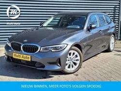 Grijs, metallic lak Gebruikt 2022 BMW 330 Sport Line Stationwagen | € 30.440 (Super prijs)