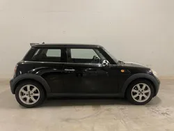 Zwart, metallic lak Gebruikt 2009 Mini Cooper Hatchback | € 3.444 (Eerlijke prijs)