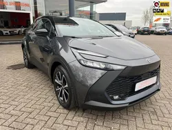 Grijs, metallic lak Gebruikt 2024 Toyota C-HR Team SUV | € 35.940 (Iets duurder)