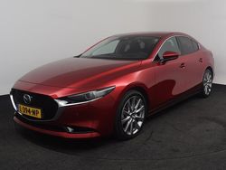 Rood metallic Gebruikt 2021 Mazda 3 Sportive Sedan | € 22.450 (Eerlijke prijs)