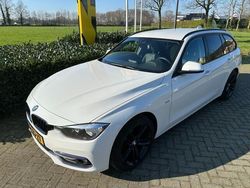 Wit, andere lak Gebruikt 2016 BMW 318 Sport Line Stationwagen | € 16.950 (Eerlijke prijs)