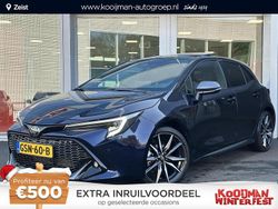 Midnight blue metallic / zwart dak (donker blauw) Gebruikt 2024 Toyota Corolla Hybrid Sport Hatchback | € 36.995 (Iets duurder)