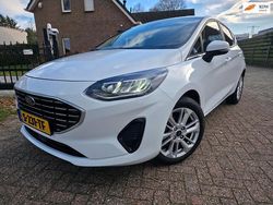 Wit (metallic) Gebruikt 2022 Ford Fiesta Titanium Hatchback | € 16.250 (Eerlijke prijs)