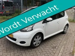 Wit Gebruikt 2011 Toyota Aygo Comfort Hatchback | € 2.745 (Eerlijke prijs)