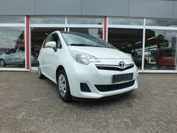 Wit, metallic lak Gebruikt 2013 Toyota Verso-S MPV | € 12.950 (Eerlijke prijs)