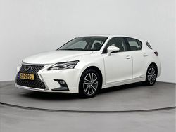 Sonic white (wit metallic) Gebruikt 2019 Lexus CT200h Hatchback | € 21.750 (Eerlijke prijs)