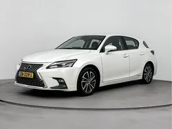 Sonic white (wit metallic) Gebruikt 2019 Lexus CT200h Hatchback | € 21.750 (Eerlijke prijs)