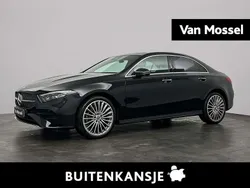 Zwart Gebruikt 2023 Mercedes A250 AMG line Sedan | € 36.945 (Eerlijke prijs)