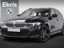 Zwart, metallic lak Gebruikt 2024 BMW 320e M Sport Stationwagen | € 42.695 (Eerlijke prijs)