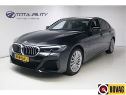 Zwart Gebruikt 2022 BMW 530e M Sport Sedan | € 39.950 (Goede deal)