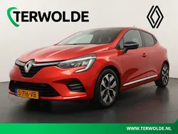 Rood Gebruikt 2023 Renault Clio V Evolution Hatchback | € 18.795 (Eerlijke prijs)