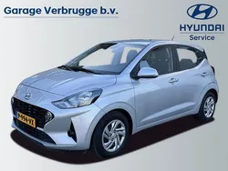 Grijs, metallic lak Gebruikt 2022 Hyundai i10 Comfort Hatchback | € 18.450 (Eerlijke prijs)