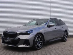 Grijs Nieuw 2025 BMW 530e M Sport Stationwagen | € 90.949 (Eerlijke prijs)