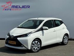 Wit Gebruikt 2017 Toyota Aygo X-play Hatchback | € 6.780 (Eerlijke prijs)
