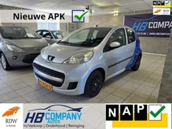 Grijs, metallic lak Gebruikt 2009 Peugeot 107 Hatchback | € 2.399 (Eerlijke prijs)