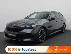 Grijs, metallic lak Nieuw 2025 BMW 530e M Sport Stationwagen | € 83.900 (Duur)