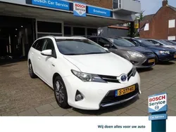 Wit Gebruikt 2015 Toyota Auris Hatchback | € 10.950 (Eerlijke prijs)