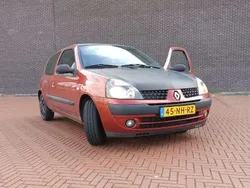 Rood Gebruikt 2003 Renault Clio II Expression Hatchback | € 899 (Eerlijke prijs)