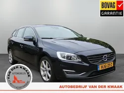 Blauw, metallic lak Gebruikt 2017 Volvo V60 Summum Stationwagen | € 19.950 (Eerlijke prijs)