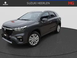 Grijs, metallic lak Nieuw 2025 Suzuki SX4 S-Cross SUV | € 33.998 (Eerlijke prijs)