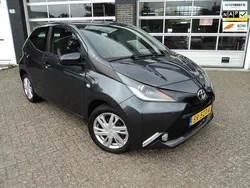 Grijs Gebruikt 2015 Toyota Aygo X-pure Hatchback | € 7.950 (Eerlijke prijs)