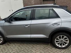 Grijs Gebruikt 2023 VW T-Roc R-line SUV | € 33.000 (Eerlijke prijs)