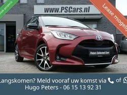 Rood, metallic lak Gebruikt 2021 Toyota Yaris Hybrid Executive Hatchback | € 19.988 (Super prijs)
