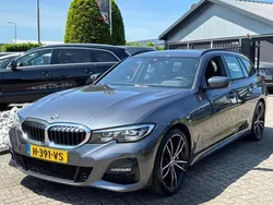 Grijs, metallic lak Gebruikt 2020 BMW 318 M Sport Stationwagen | € 24.450 (Iets duurder)