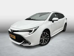 Wit Gebruikt 2024 Toyota Corolla Premium Stationwagen | € 34.999 (Eerlijke prijs)