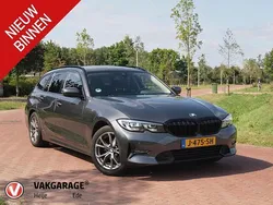 Grijs Gebruikt 2020 BMW 318 Executive Stationwagen | € 22.995 (Goede deal)