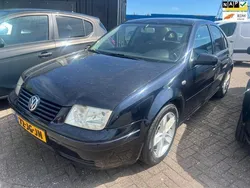 Blauw Gebruikt 2002 VW Bora Sportline Sedan | € 999 (Eerlijke prijs)