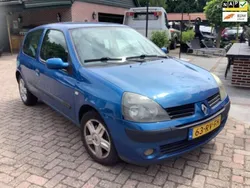 Blauw Gebruikt 2005 Renault Clio II Dynamique Hatchback | € 999 (Eerlijke prijs)