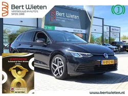 Zwart Gebruikt 2021 VW Golf VIII Style Hatchback | € 22.495 (Eerlijke prijs)