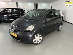 Grijs Gebruikt 2010 Toyota Aygo Hatchback | € 2.499 (Eerlijke prijs)