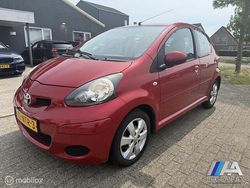 Rood Gebruikt 2010 Toyota Aygo Hatchback | € 2.450 (Eerlijke prijs)