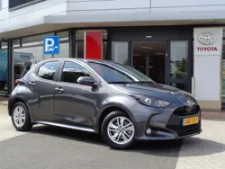 Grijs Gebruikt 2024 Toyota Yaris Hybrid Active Hatchback | € 24.950 (Iets duurder)