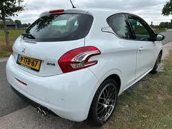 Wit Gebruikt 2014 Peugeot 208 Allure Hatchback | € 7.450 (Eerlijke prijs)