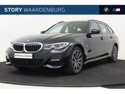 Zwart Gebruikt 2022 BMW 330e Executive Stationwagen | € 39.950 (Eerlijke prijs)