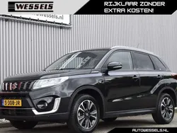 Zwart Gebruikt 2022 Suzuki Vitara Style SUV | € 21.950 (Eerlijke prijs)