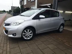 Grijs Gebruikt 2014 Toyota Yaris Hatchback | € 6.950 (Eerlijke prijs)