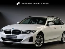 Wit Gebruikt 2023 BMW 320e Stationwagen | € 35.885 (Eerlijke prijs)