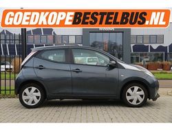Grijs (metallic) Gebruikt 2014 Toyota Aygo X-play Hatchback | € 5.450 (Eerlijke prijs)