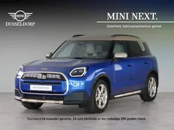 Blazing blue (blauw metallic) Gebruikt 2024 Mini Countryman Favoured SUV | € 35.900 (Super prijs)