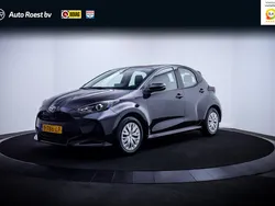 Zwart Gebruikt 2022 Toyota Yaris Hybrid Active Hatchback | € 21.925 (Iets duurder)