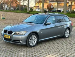 Grijs, metallic lak Gebruikt 2010 BMW 318 Executive Stationwagen | € 5.450 (Eerlijke prijs)
